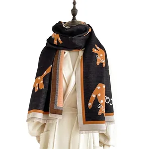 Winter faux kasjmier sjaal met cartoon kattenprint en franjes op witte jas