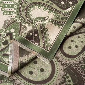 Vue détaillée des motifs paisley et des franges délicates sur un châle en laine