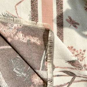 Détails macro de l'écharpe fleurie vintage française douce avec franges et texture bicolore