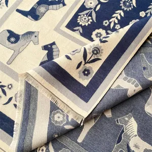 Détail du motif jacquard double face cheval de Dala sur écharpe avec franges