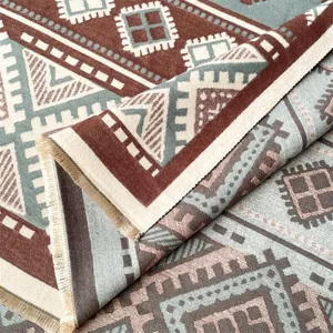 Detailopname van een dikke sjaal met geometrisch etnisch patroon en franjes