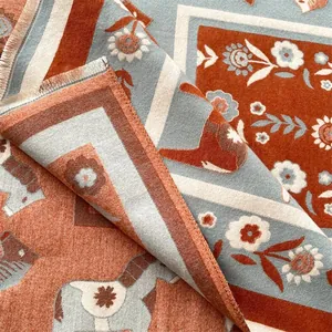 Gros plan détaillé de l'écharpe d'hiver épaisse à motif de cheval avec franges et jacquard