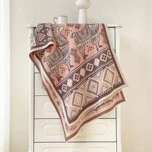 Bohemian alpaca patroon sjaal in roze-bruin met geometrische franje details