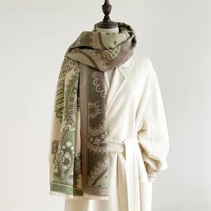 Écharpe rétro en cachemire à motifs paisley avec franges sur un manteau ivoire