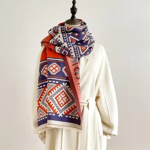 Etnische kasjmier-gevoel sjaal met geometrisch patroon in marineblauw en rood met franje