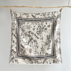 Détail du motif floral vintage et bord à glands sur châle pashmina style français