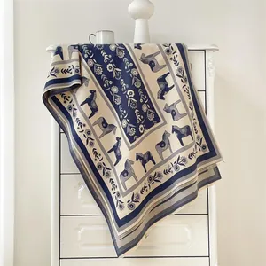 Écharpe d'hiver épaisse et chaude avec motifs de chevaux Dala sur meuble blanc