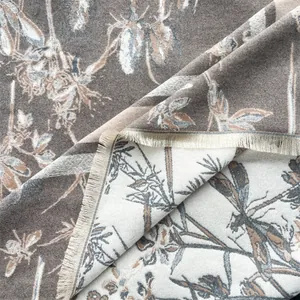 Vue détaillée d'une écharpe jacquard réversible à fleurs avec bords à franges