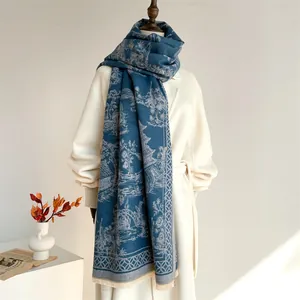 Dettaglio di sciarpa blu navy con stampa di paesaggio francese e bordo con nappe sottili