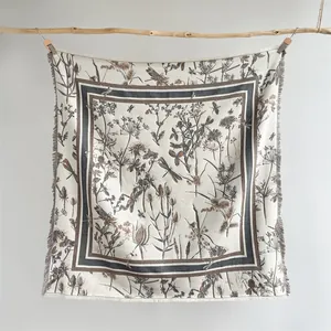 Écharpe carrée vintage française au motif floral botanique avec élégantes franges fines