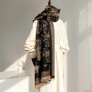 Dettaglio del motivo Toile de Jouy su una pesante sciarpa invernale con nappe e paesaggi