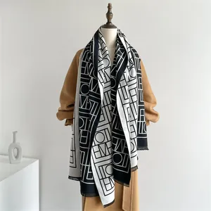 Écharpe épaisse géométrique noire et blanche en imitation cachemire avec franges