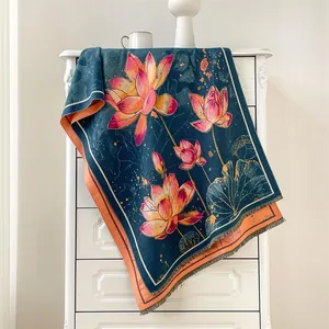 Écharpe épaisse style peinture à l'huile avec motif lotus et franges sur meuble blanc