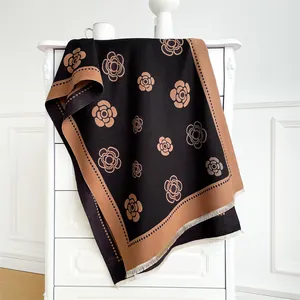 Élégant châle au toucher cachemire avec motifs camélia en noir et marron caramel