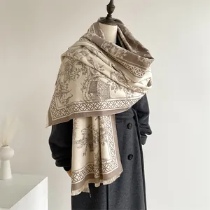 Dettaglio di uno scialle retrò con stampa Toile de Jouy e frange su cappotto grigio