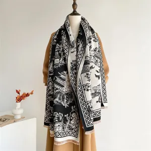 Dettaglio della sciarpa con paesaggio cinese bianco e nero con frange su cappotto