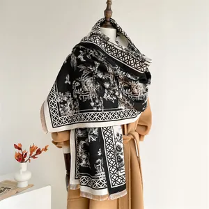 Dettaglio della sciarpa in misto cashmere Toile de Jouy bianca e nera con frange eleganti