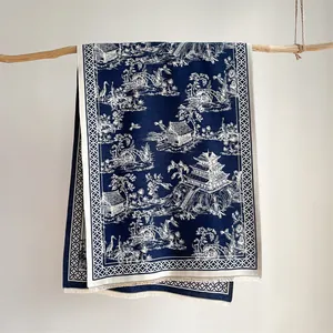 Dettaglio del motivo del paesaggio cinese classico e delle nappe corte sullo scialle blu