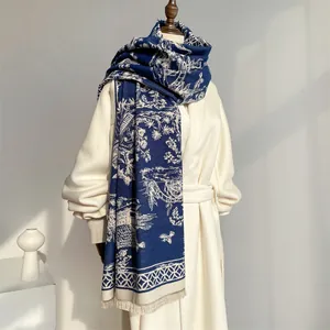Dettaglio della sciarpa blu navy con motivo Toile de Jouy e frange rifinite