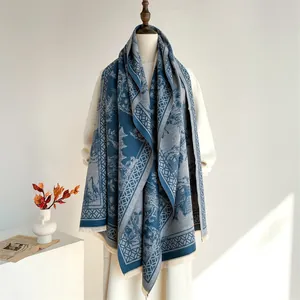 Sciarpa scialle reversibile blu e grigia con motivo a gru e dettagli con frange