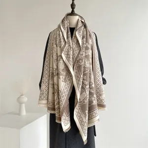Elegante scialle invernale Toile de Jouy beige con stampe vintage e bordi con frange
