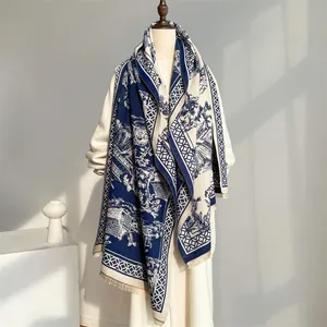 Scialle invernale blu navy con motivo classico Toile de Jouy e frange delicate