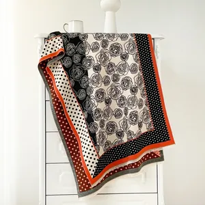 Detail eines Winterschals mit Kamelienmuster und Polka-Dot-Print mit Fransenrand