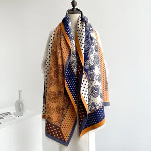 Detail eines Vintage-Wintershawls mit Punkten, Blumenmuster und Fransenabschluss