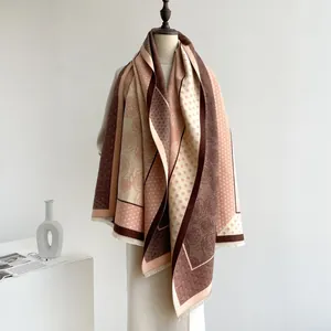 Detailaufnahme eines dicken Vintage-Blumenschals mit Polka Dots und Fransenverzierung