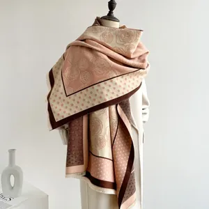 Detail eines Vintage-Kamelienschals mit Polka Dots und Fransen an einer Schneiderpuppe