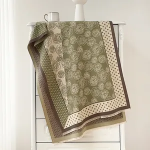 Nahaufnahme von Vintage-Schal mit Polka Dots, Kamelienblüten und feinen Kurzfransen