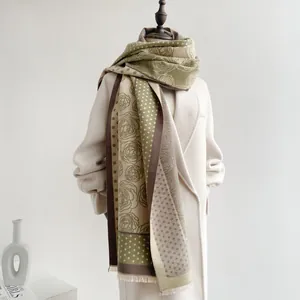 Detail eines Winterschals mit Vintage-Kameliemuster und feinen Fransen am Saum