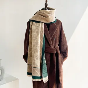 Detailansicht eines dicken Winterschals mit floralen Mustern und Punktedruckmotiven