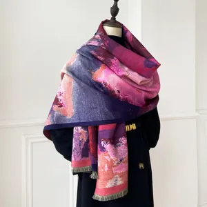 Dettaglio macro della sciarpa in cashmere con stampa astratta e frange decorative