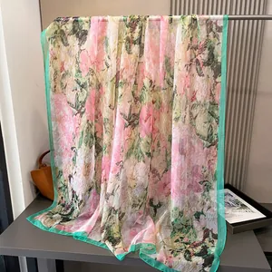 Stola lunga in seta a fiori con bordo verde e tessuto leggero di alta qualità