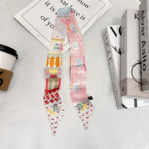 Vista dettagliata di un foulard in seta fantasia con tazza di caffè e riviste di moda