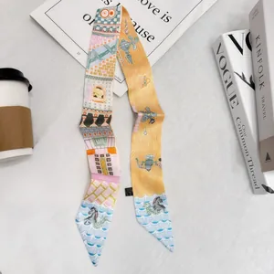 Vista dettagliata del foulard Twilly in seta con motivi di cavalli e architettura