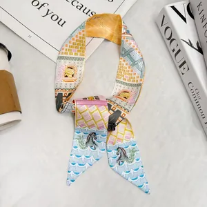 Elegante foulard Twilly in seta con stampa di cavalli per borse in un set fotografico moda