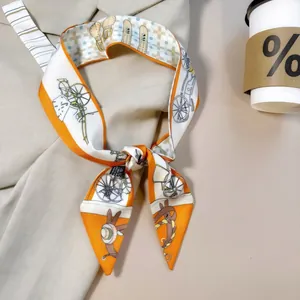 Vintage Seidenschal aus Polyester mit Kutschen-Print an einem beigen Blazer im Detail