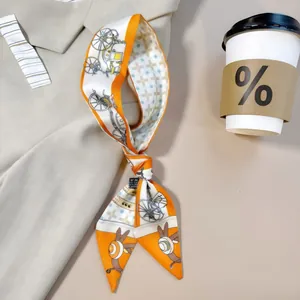 Eleganter Seidenschal in Orange und Beige mit Kutschenmotiv auf einem Blazer