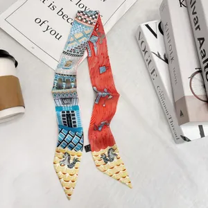 Dettaglio di sciarpa in seta double-face con motivi blu e texture a spirale rosse