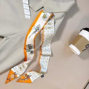 Detailaufnahme eines Seidenschals mit Kutschenmuster am Taschengriff für Damenmode