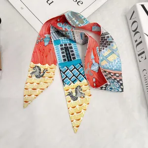 Dettaglio di un foulard in seta con stampa di cavalluccio marino e motivi geometrici