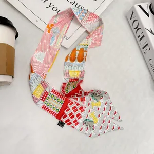 Dettaglio di un foulard decorativo in seta con motivi a cavallo su un tavolo materico