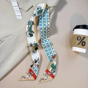 Detail eines bedruckten Seidentwilly-Schals mit Kutschenmuster als Taschen-Accessoire