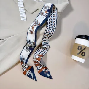 Detailaufnahme eines bedruckten Twilly-Seidenschals mit Kutschenmotiv und Karomuster