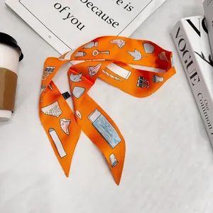 Sciarpa in seta arancione con motivi lifestyle disegnati su marmo bianco elegante