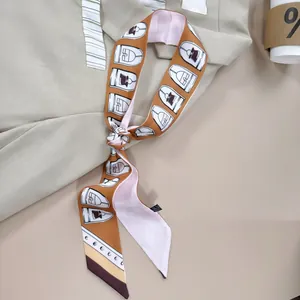 Detail van een zijden sjaal met retro geometrisch patroon en een roze achterkant