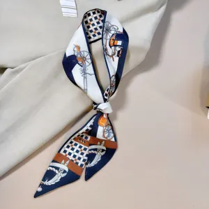 Detail eines Seidenschals mit Kutschenmuster zur Dekoration von Handtaschengriffen