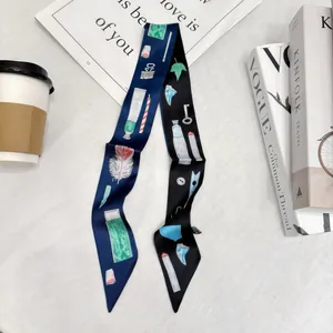 Dettaglio twilly in seta con illustrazioni di moda su design blu navy e nero bicolore